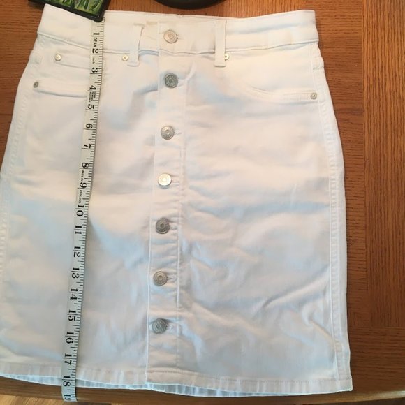 White miniskirt with buttons - Picture 5 of 6